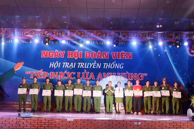 Đại tá Võ Hữu Canh, Hiệu trưởng nhà trường trao Bằng khen cho các cá nhân, tập thể có thành tích xuất sắc.