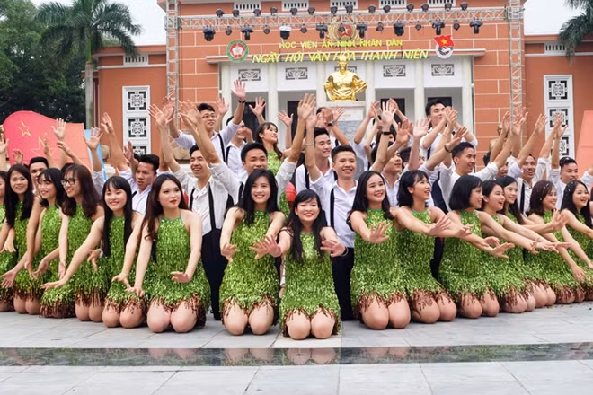 Với sự đầu tư, chuẩn bị kỹ càng, các đội thi đã mang đến cho khán giả những tiết mục dân vũ hết sức sôi động và hấp dẫn.