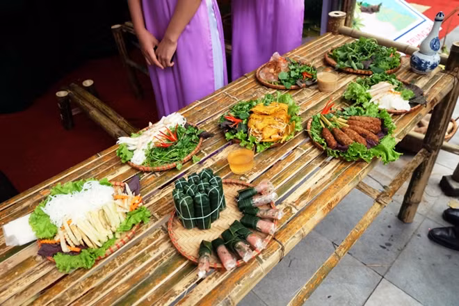 Một gian trại với những đặc sản đặc sắc các vùng miền.