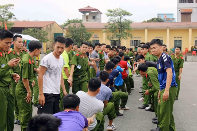 Bên cạnh đó, không thể thiếu những cuộc thi thu hút đông đảo khán giả như kéo co...