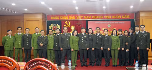 Trung tướng Trần Văn Nhuận, Phó Tổng cục trưởng Tổng cục Chính trị CAND cùng các đại biểu dự hội nghị.