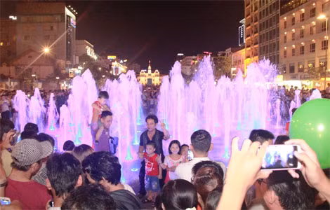 Nhiều người cố len vào gần đài phun nước để ghi lại hình ảnh đáng nhớ.