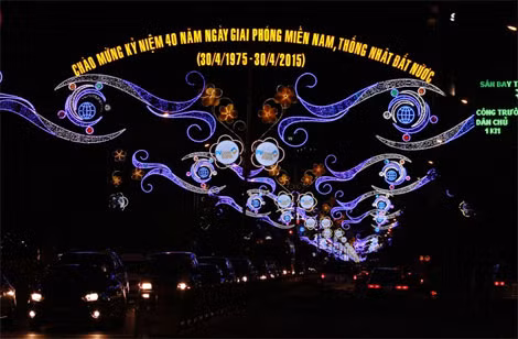 Đường Nam Kỳ Khởi Nghĩa hướng từ sân bay Tân Sơn Nhất về Hội trường Thống nhất lung linh dưới ánh đèn đường.