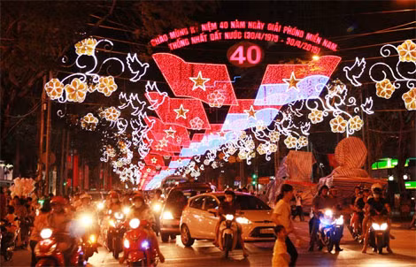 Những lá cờ bằng đèn trang trí trải dài trên đường Lê Duẩn.