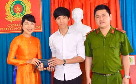 Sinh viên Lê Doãn Ý trả lại ví cho chị Phạm Ngọc Minh Thư tại Công an phường Mỹ An. Sinh viên Lê Doãn Ý trả lại ví cho chị Phạm Ngọc Minh Thư tại Công an phường Mỹ An.