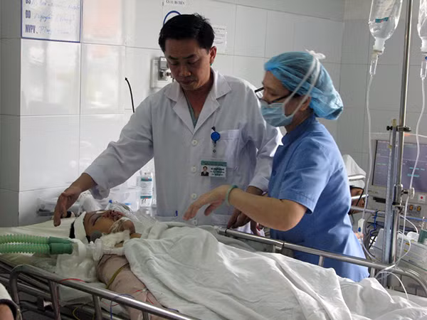 Hai nạn nhân Trần Trọng Minh và Trần Khánh Linh đang được cấp cứu tại BV Đa Khoa Đà Nẵng. Hai nạn nhân Trần Trọng Minh và Trần Khánh Linh đang được cấp cứu tại BV Đa Khoa Đà Nẵng.