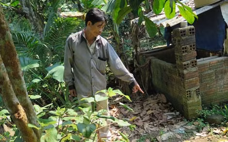 Anh Thu chỉ nơi xảy ra vụ việc. Anh Thu chỉ nơi xảy ra vụ việc.