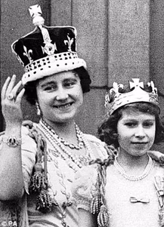 Nữ hoàng Elizabeth đội mũ miện có viên Koh-i-noor (trái) cùng con gái cả Elizabeth - Nữ hoàng hiện nay của nước Anh.