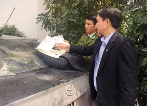 Lực lượng Công an Thanh Hóa phát hiện một lượng ma túy đá được cất giấu trong của xe ôtô.