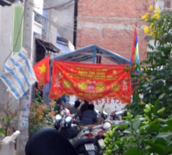 Gia đình tổ chức hậu sự cho bà Hoa.