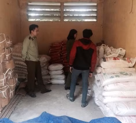 Lực lượng chức năng kiểm tra kho hàng.