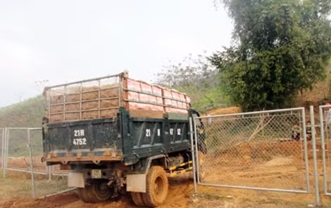 Một đoạn rào bị người dân phá.