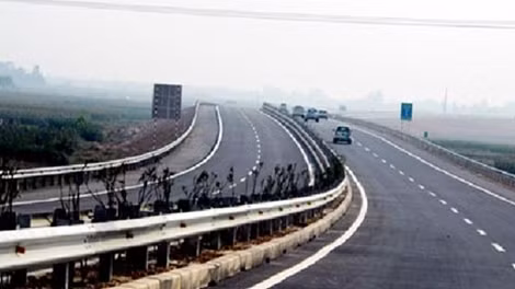 Đường cao tốc Hà Nội - Lào Cai đang bị xâm phạm ở nhiều đoạn.