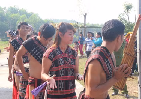 Nhiều nam nữ thanh niên cũng tham dự lễ hội.