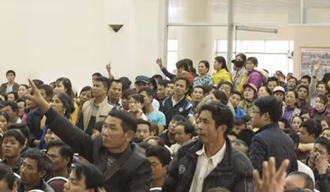 Người dân Sầm Sơn nêu ý kiến tại cuộc đối thoại với Bí thư Tỉnh ủy tỉnh Thanh Hóa.