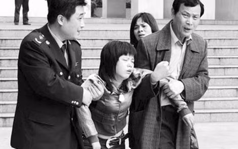 Một phụ huynh ngất xỉu khi đến hiện trường.