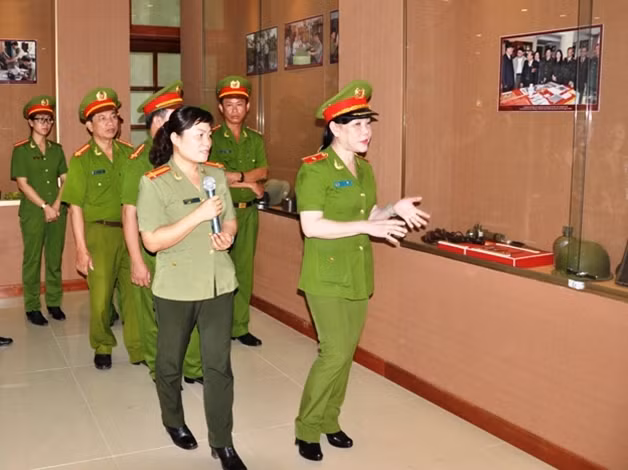 Triển lãm thu hút sự quan tâm của các cấp lãnh đạo, cán bộ chiến sĩ trong lực lượng CAND.