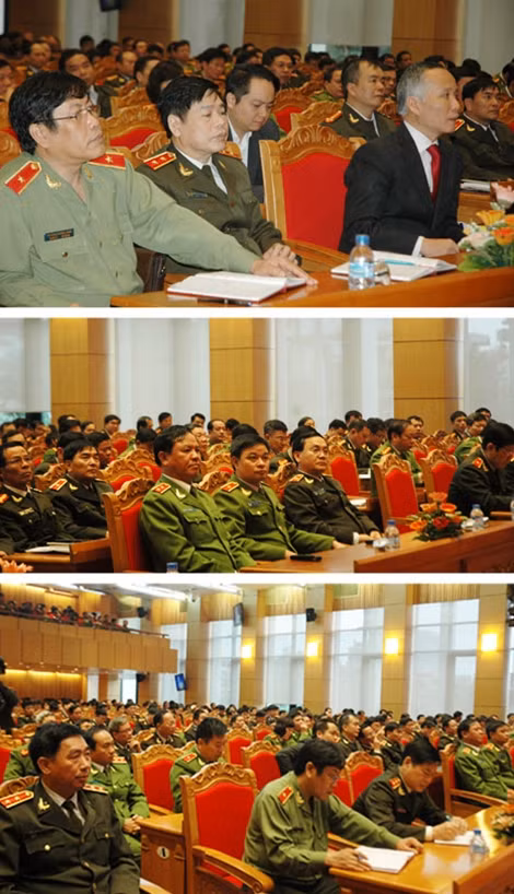 Các đại biểu tham dự buổi báo cáo.