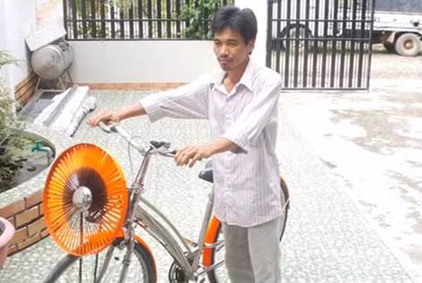 Trần Đình Thuy và chiếc xe đạp có gắn tuabin gió.