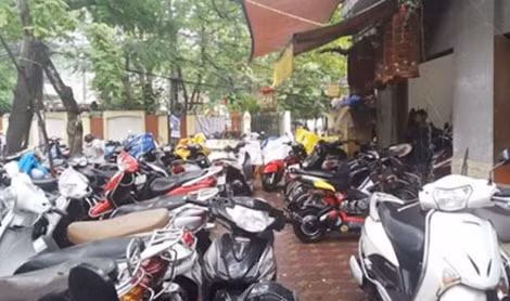 Một bãi trông xe tại nhà tập thể cũ ở Hà Nội.