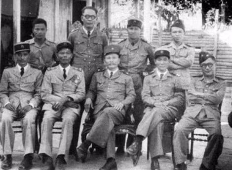 Năm Lửa (ngồi giữa).