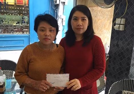 Phóng viên Báo CAND trao tiền của bạn đọc ủng hộ mẹ con cháu Giang.