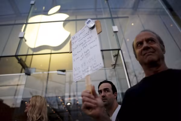 Một số khách hàng của Apple tập trung tại cửa hàng của hãng ở Santa Monica, California để phản đối yêu cầu của chính phủ Mỹ.