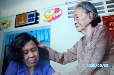 Hai mẹ con, hai người đồng chí sống nương tựa vào nhau lúc tuổi già.