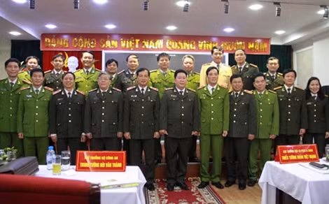 Thứ trưởng Bùi Văn Thành và các đại biểu.