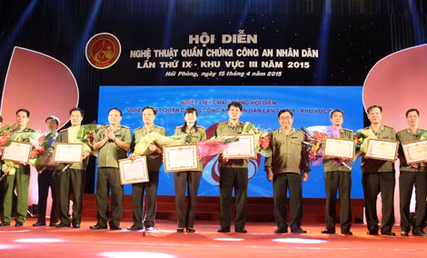 Ban tổ chức trao giải cho các đoàn.