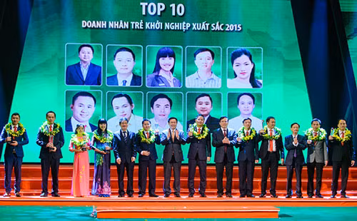 Ông Vương Đình Huệ, Trưởng Ban Kinh tế Trung ương trao danh hiệu cho Top 10 doanh nhân trẻ khởi nghiệp xuất sắc 2015.