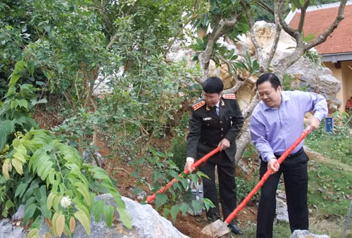 Thứ trưởng Bùi Văn Nam trồng cây lưu niệm tại chùa Phật tích Trúc lâm Bản Giốc.