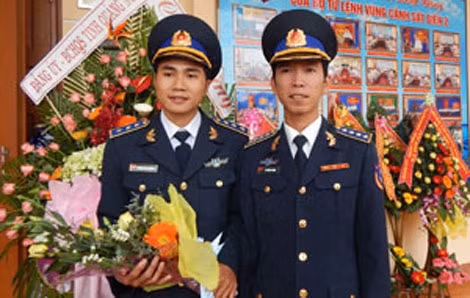 Đại úy Lê Trung Thành (ngoài cùng bên phải).