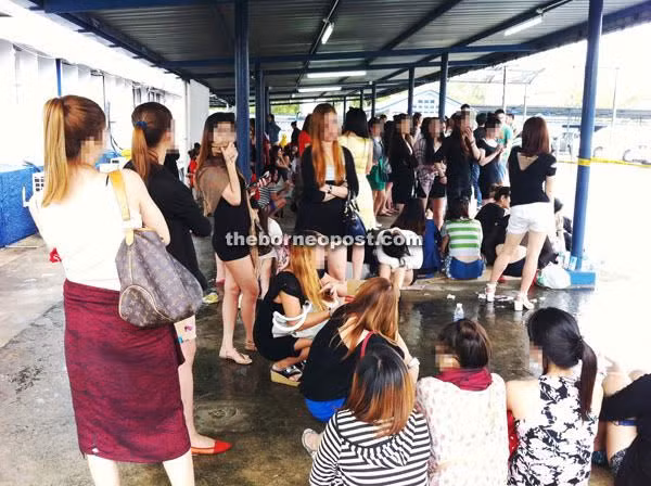 Những phụ nữ bị bắt giữ được đưa về trụ sở công an huyện ở Jalan Simpang Tiga. Những phụ nữ bị bắt giữ được đưa về trụ sở công an huyện ở Jalan Simpang Tiga.
