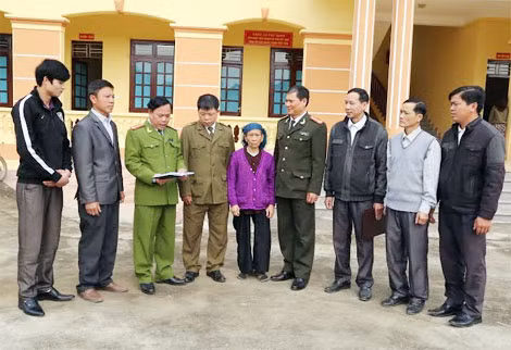 Lãnh đạo Công an huyện Kỳ Sơn, Hòa Bình trao đổi kinh nghiệm công tác đảm bảo ANTT với lực lượng Công an cơ sở tại địa bàn xã Phú Minh.