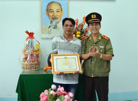 Thiếu tướng Nguyễn Minh Thuấn, Giám đốc Công an tỉnh trao giấy khen cho quần chúng có thành tích xuất sắc.