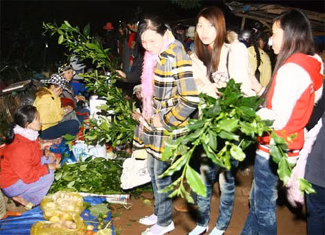 Người đi Chợ Đình để bán may, mua may. Người đi Chợ Đình để bán may, mua may.