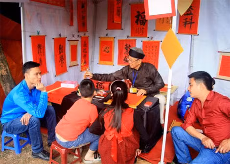 Nhiều em nhỏ tỏ ra thích thú với việc xin chữ ngày xuân.