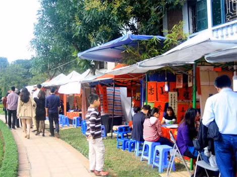 Năm nay các gian viết chữ thư pháp được bố trí quy củ và ngay ngắn tại khu vực hồ Văn.