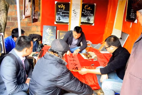 Xin chữ ngày xuân mang nhiều ý nghĩa văn hóa, thể hiện sự trọng chữ nghĩa, trọng tri thức và cũng là mong muốn xin được con chữ lấy may mắn, cầu một năm tài lộc, phúc thọ đầy nhà.