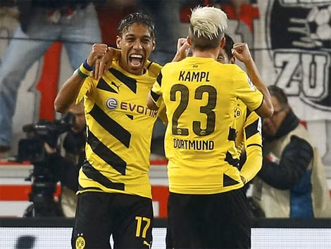 Các cầu thủ Dortmund vui mừng sau chiến thắng 3-2 trên sân của Stuttgart (Ảnh dailymail.com)