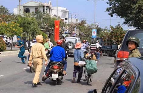 Người dân khi nghe tin ông Nguyễn Bá Thanh từ trần đã đến rất đông trước nhà ông Thanh để chia buồn và tỏ lòng thương tiếc. Người dân khi nghe tin ông Nguyễn Bá Thanh từ trần đã đến rất đông trước nhà ông Thanh để chia buồn và tỏ lòng thương tiếc.