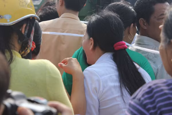 Thân nhân người bị nạn khóc ngất.
