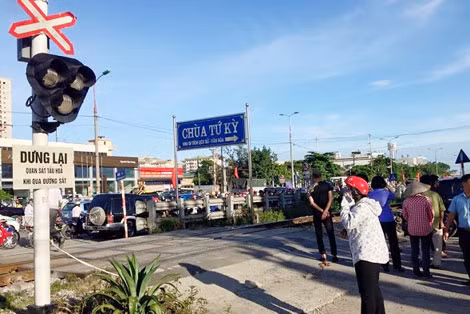 Điểm giao cắt đường bộ - đường sắt gần chùa Tứ Kỳ (quận Hoàng Mai, Hà Nội), nơi vừa xảy ra vụ tàu hỏa đâm xe 7 chỗ làm 1 người chết.