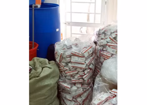 Sản phẩm, bao bì khăn giấy ướt kém chất lượng bị thu giữ.