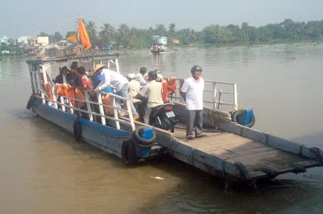 Một chuyến đò không có hành khách nào mặc áo phao.