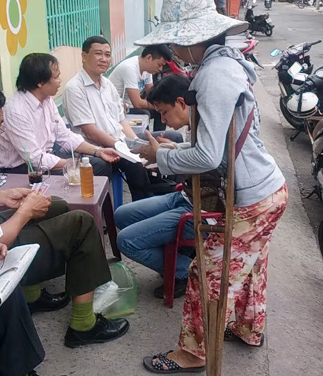 Bà Linh bị tàn tật nhưng bọn bất lương vẫn không tha.
