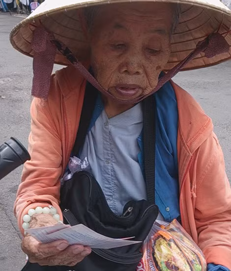 Cụ Cỏn chia sẻ kinh nghiệm bán vé số mà không bị cướp.