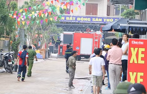 Người dân tụ tập bàn tán về vụ cháy.