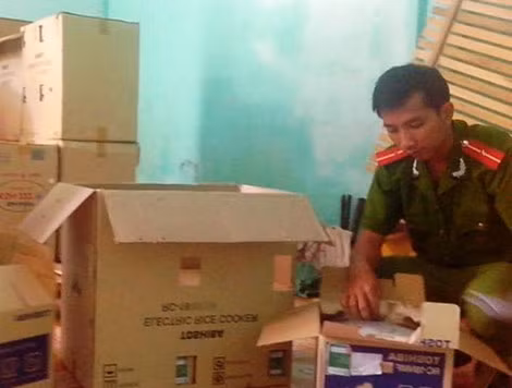 Công an Hướng Hóa bắt giữ lô hàng lậu đi trên xe khách. Công an Hướng Hóa bắt giữ lô hàng lậu đi trên xe khách.